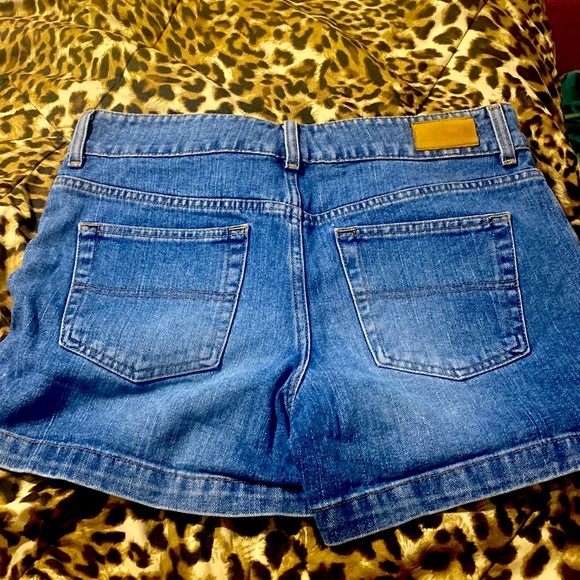 this is a very nice pair of Tommy Hilfiger jean shorts. - Picture 3 of 5